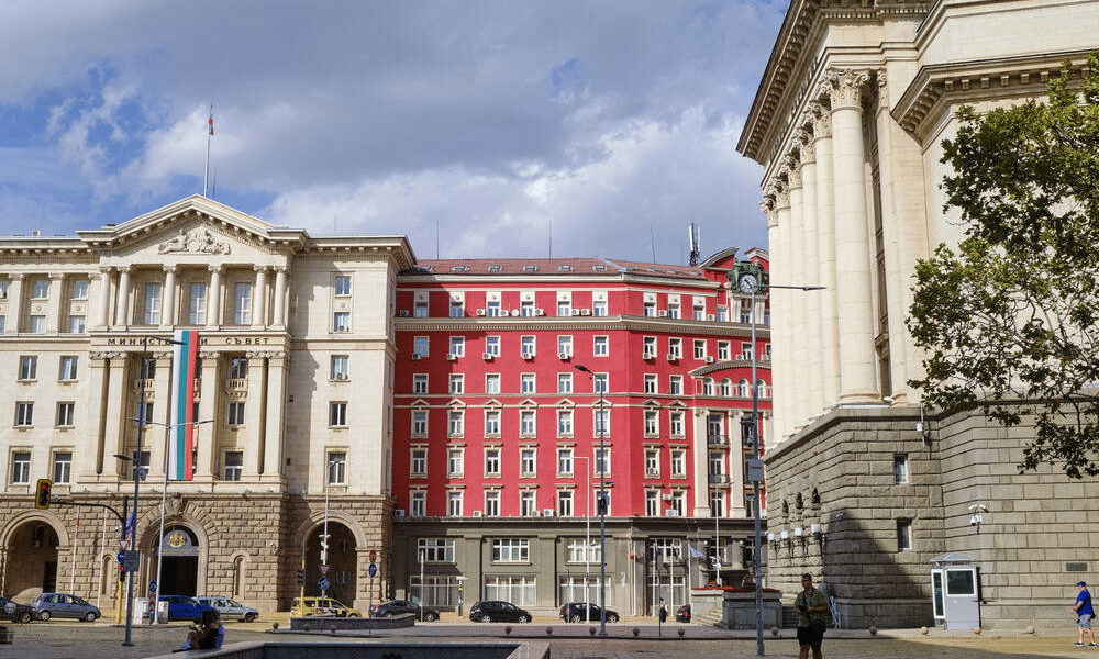 Szófia, jobbról a parlament épülete