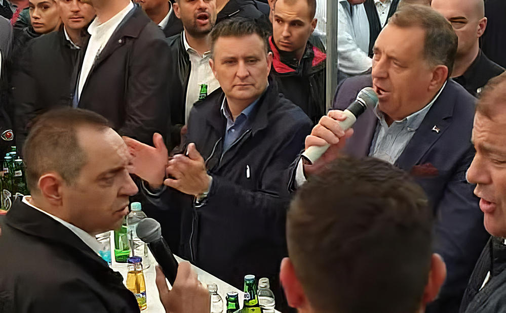 Tövábbra is együtt énekelnek, Aleksandar Vulin szenátor és Milorad Dodik egy 2021-es boszniai szerb ünnepségen együtt danászik