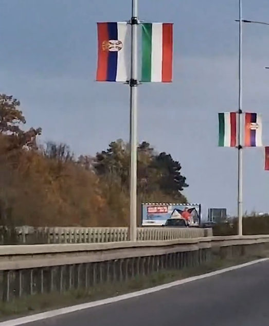 A szerb elnök szerelmes Giorgia Meloniba(?) és a magyar zászló esete 4 Milyen az olasz zászló? Balról jobbra haladva zöld-fehér-piros, vagyis pont ellenkezője a magyarnak.