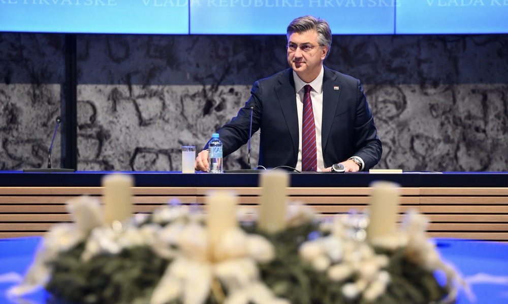 SÜT A NAP: Plenki az adventi koszorú mögé bújva azt írta az X-en, hogy Horvátországan 54%-kal nőtt a nettó fizetés, és 103%-kal a minimálbér, azt viszont nem közölte, hogy mióta. A bejegyzésben van egy 1982-es dátum, de akkor végképp nem értjük, mert hogy azóta többször is keveredett a szezon a fazonnal