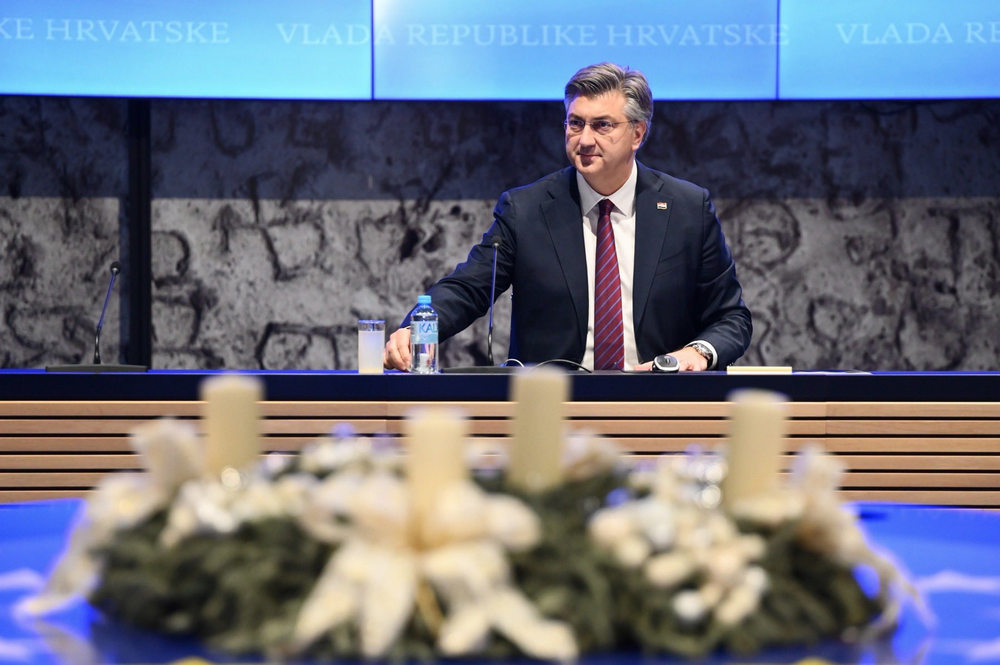 SÜT A NAP: Plenki az adventi koszorú mögé bújva azt írta az X-en, hogy Horvátországan 54%-kal nőtt a nettó fizetés, és 103%-kal a minimálbér, azt viszont nem közölte, hogy mióta. A bejegyzésben van egy 1982-es dátum, de akkor végképp nem értjük, mert hogy azóta többször is keveredett a szezon a fazonnal