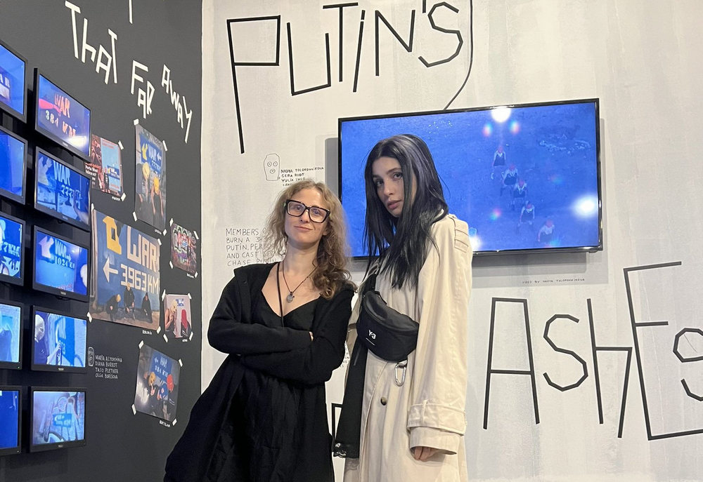 Putyin és a punkleányok (Nadya, a kimeríthetetlen) 6 Marija Aljohina és Nadya Tolokonnikova Amerikában és Kanadában többfelé kiállítást rendeztek Putyin hamvaiból