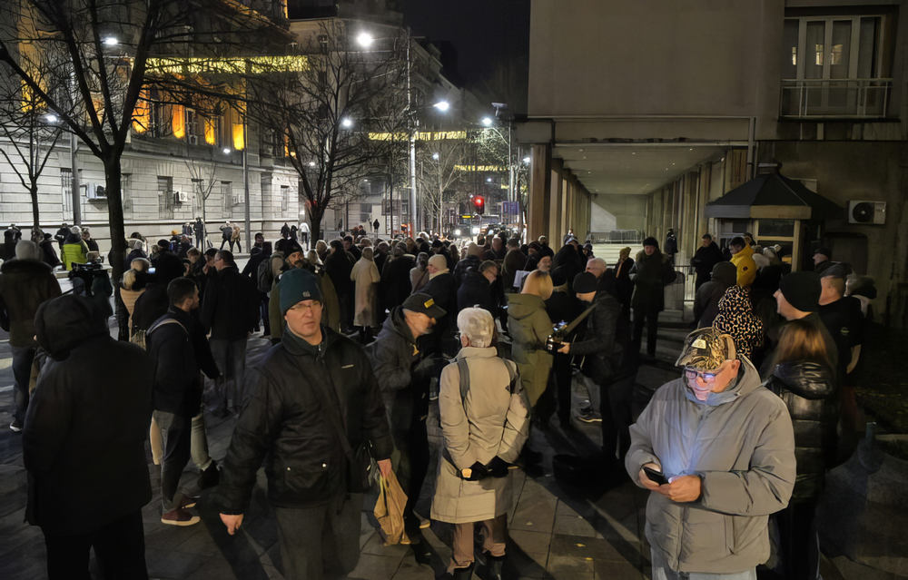 Gyülekeznek a tüntetők, miközben már heten léptek éhségsztrájkba