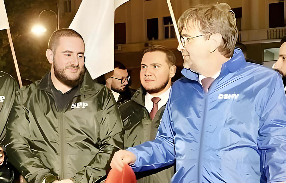 Az Usame Zukorlić által vezetett szerbiai bosnyák párt a vajdasági horvátokkal lépett választás előtti szövetségre, a képen balról Zukorlić, jobbról Tomislav Žigmanov, a Vajdasági Horvátok Demokratikus Szövetségének elnöke
