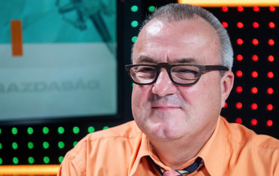 Tanmesék a világ legfejlettebb demokráciájáról címmel jelent meg nemrégiben Máriás Béla, művésznevén drMáriás festő, zenész, író legújabb albuma az Inda Press kiadásában