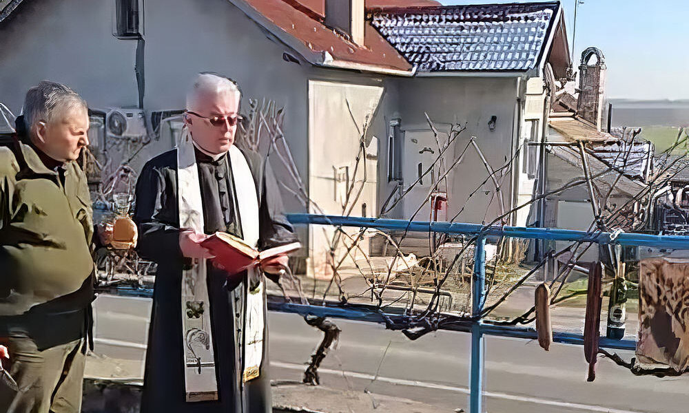 Vincekovo Csúzán, ahol a kiakasztott hurkát, kolbász és oldalast is megáldotta a pap, aki a szertartási könyvet, a házigazda pedig a bort tartja a kezében, mindkettő elég fontos kellék ez idő tájt. Lehet, hogy utána lementek a pincébe is