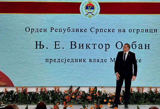 Dodik Orbánt tüntette ki