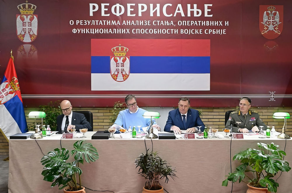 Beszámolót hallgattak meg, a szerb elnök jobbján a védelmi miniszter, balján pedig  Milorad Dodik és  a vezérkari főnök, Milan Mojsilović tábornok
