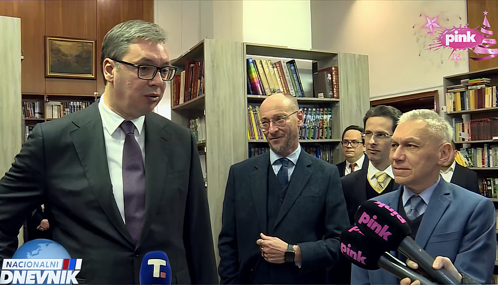 A szerb elnök az Orosz Házból üzente a brit külügyminiszternek, hogy Szerbia nem orosz proxi 2 A szerb elnök az Orosz Házban nyilatkozik a kormánypárti médiának