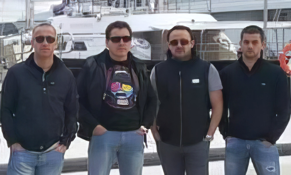 Szerb bérgyilkost lőttek le Brazíliában, a szerb lapok szerint valóságos gyilkológép volt (18+) 2 Négy montenegrói bűnöző: Andrija Mrdak, Marko Stiković, Armin Muša Osmanagić és Stefan Đukić – a négy közül már csak Stiković él, 2020-ban még posztolt a Facebookon