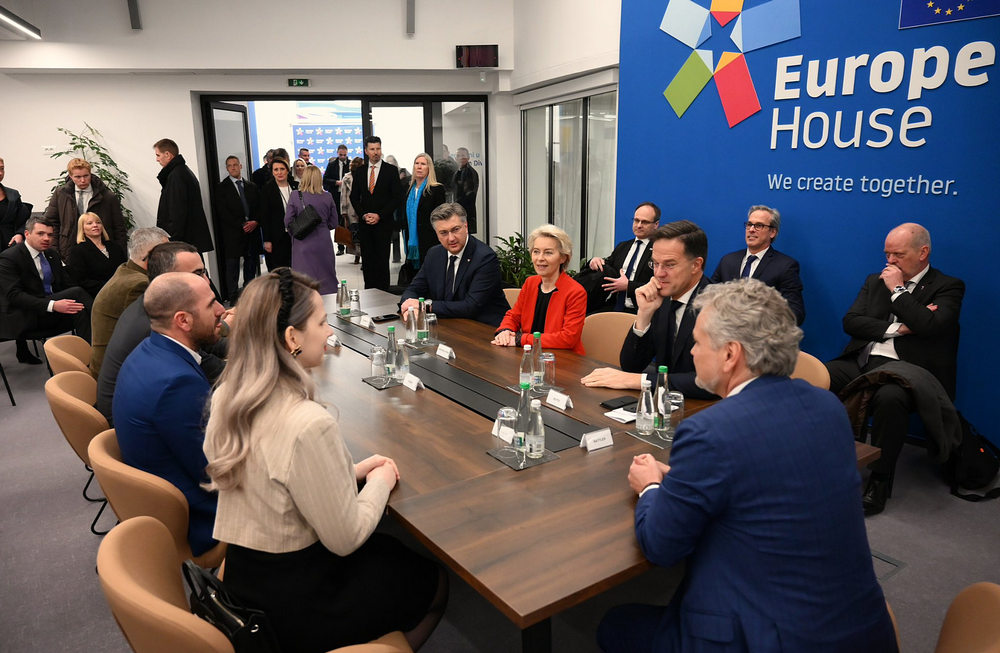 Az uniós trojka a civilekkel is tárgyalt Szarajevóban