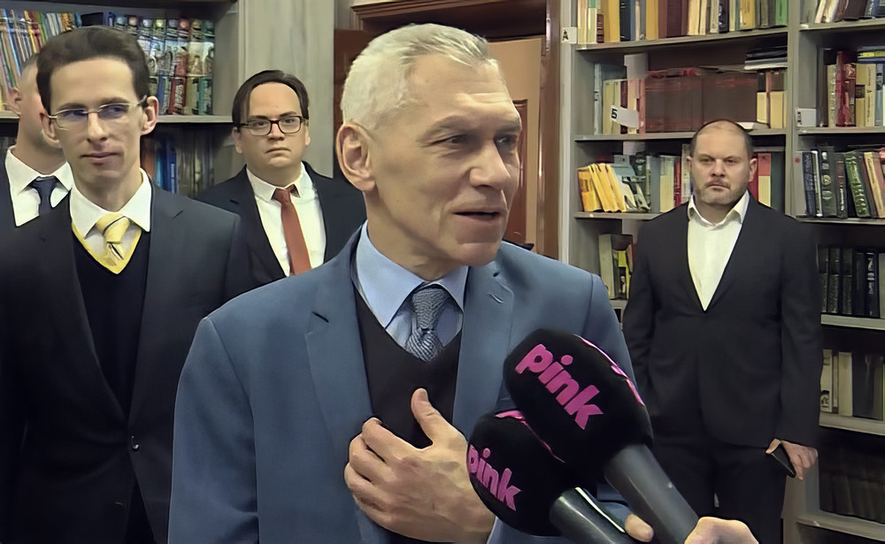 A szerb elnök az Orosz Házból üzente a brit külügyminiszternek, hogy Szerbia nem orosz proxi 3 A Pink Televízió két mikrofonjának nyilatkozik az orosz nagykövet