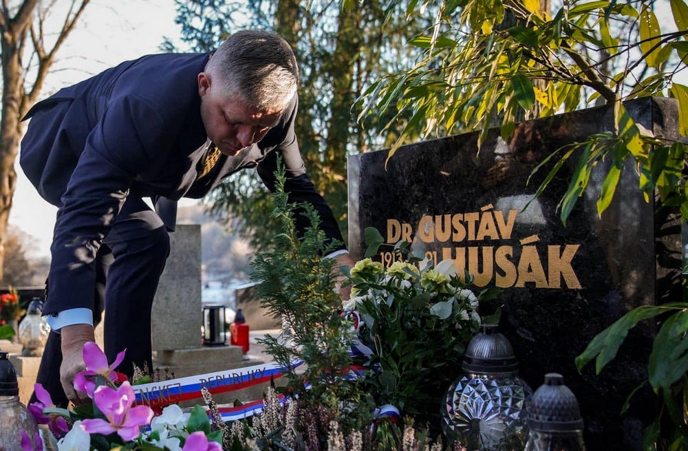 NAGY ELŐD: Fico kihasználta a kereken 111-dik születési évfordulót, hogy virágot helyezzen el Husák elvtárs sírján, mert úgy érezte, hogy tiszteletet kell mutatni iránta