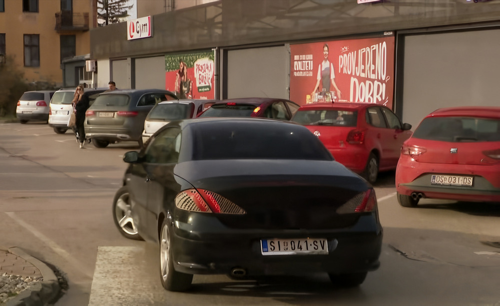 Ici-pici nemzetközi botrány, mindeközben a szerbek Horvátországba járnak vásárolni 2 Változnak az idők, a szerbek ugyan most is csapatostul érkeznek a horvátországi Újlakra (Ilok), de most csak bevásárlási szándékkal (Forrás: Screenshot)