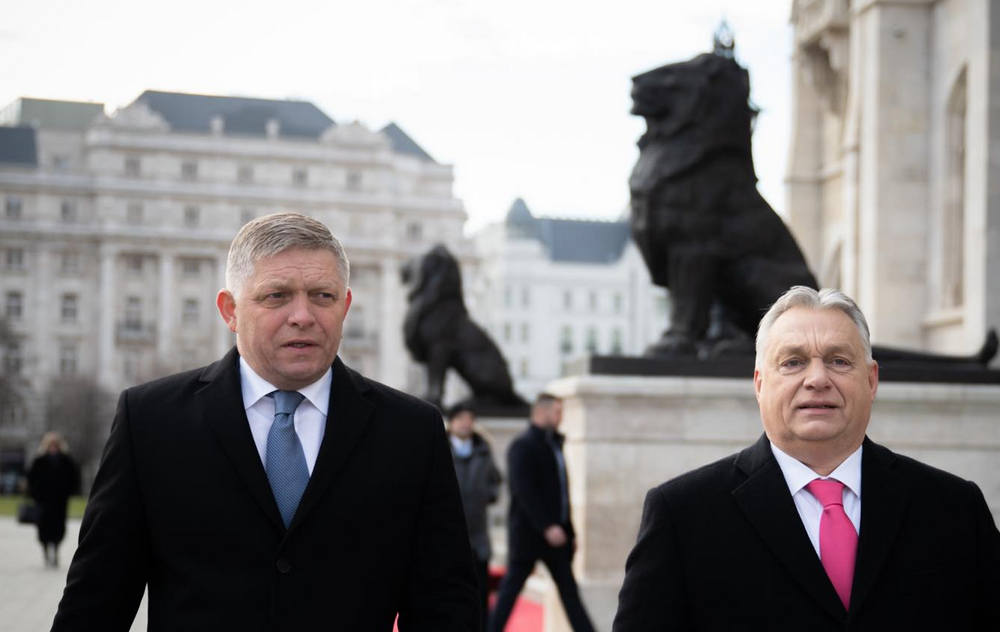 KÉT OROSZLÁN: A szlovák és a magyar miniszterelnök Robert Fico magyarországi látogatása alkalmával, a háttérben két oroszlán