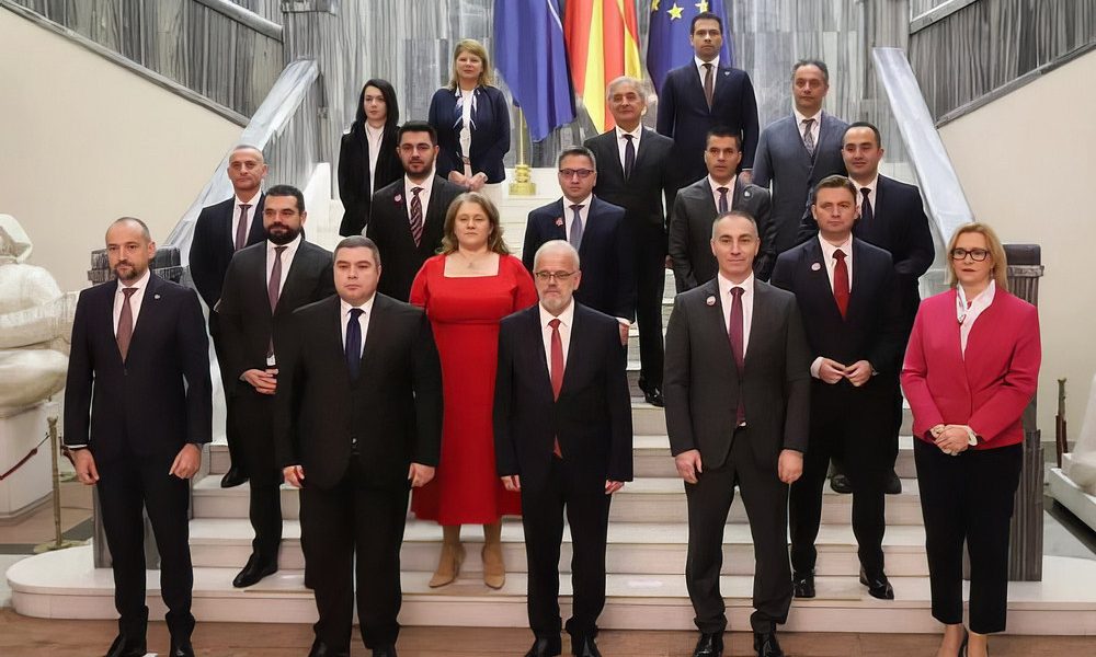 Felállt (a lépcsőkre) az új macedón kormány, amelyet egy albán nemzetiségű politikus vezet (Forrás: Koha)