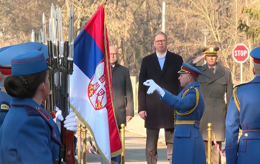 A szerb elnök katonai szemlét tart a védelmi miniszter és a vezérkari főnök társaságában