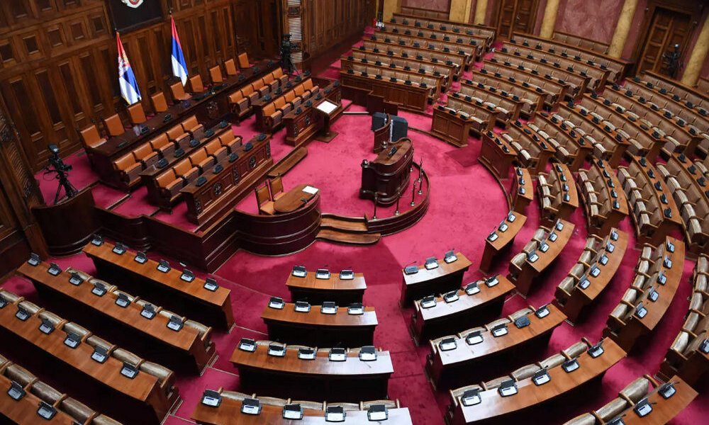 A belgrádi parlamenti patkó, amelynek az elfoglalásáért folyt, vagy éppenséggel folyik a harc, vajon lesz-e nemzetközi vizsgálat?