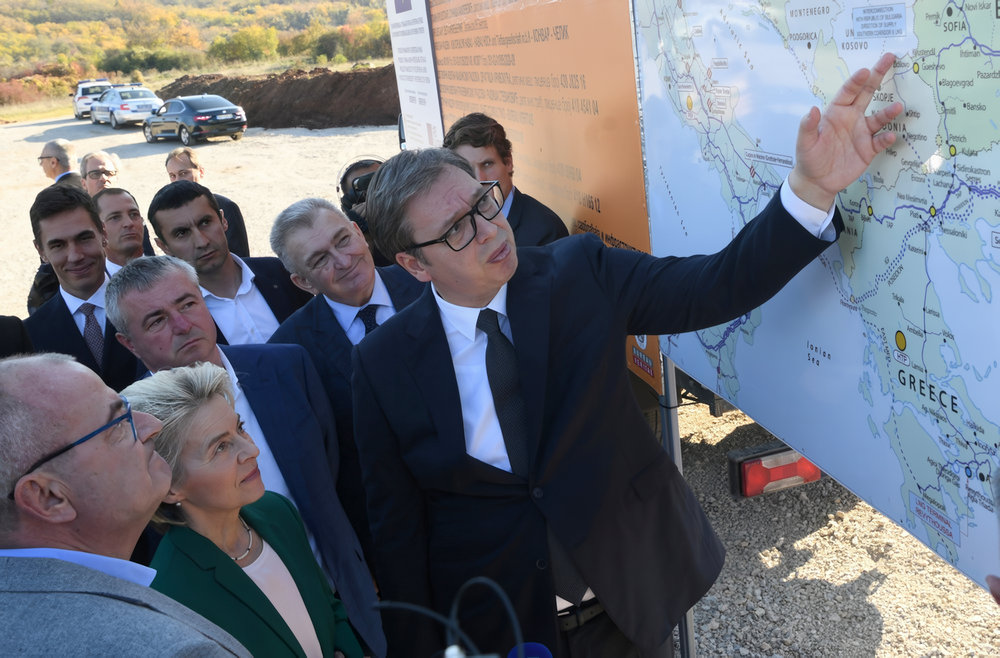The Serbian president shows where the gas enters Serbia, and the new gas pipeline starts from there