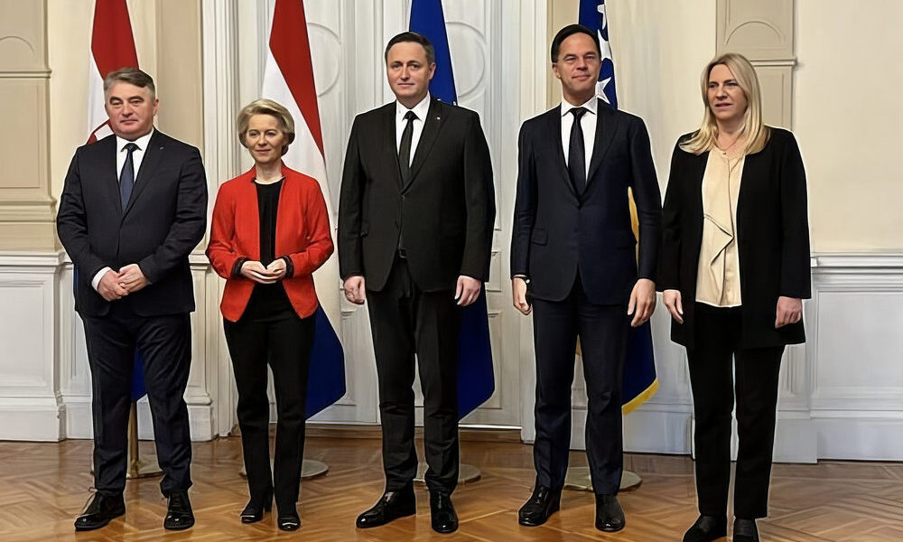 Ursula is megtapasztalta, hogy milyen a Balkán. Nagy kedvence, Andrej Plenković horvát miniszterelnök hiányzik a képről, így a boszniai horvátokat képviselő nem annyira horvát Željko Komšić állt be a horvát nemzeti trikolor elé (Forrás: Klix.ba)