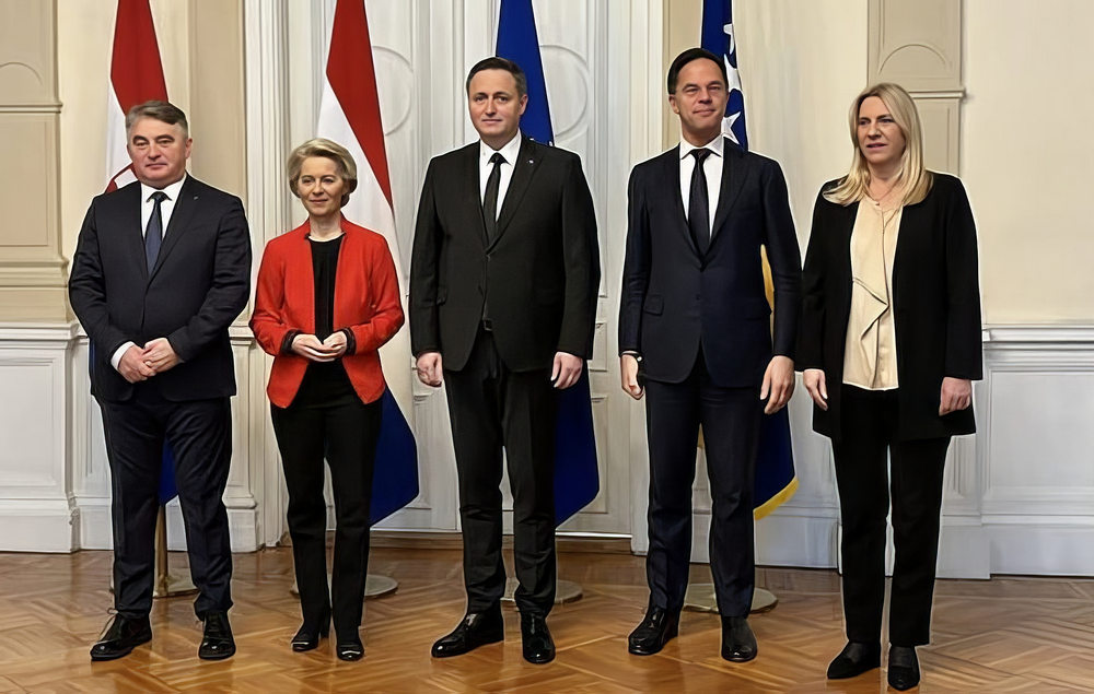 Ursula is megtapasztalta, hogy milyen a Balkán. Nagy kedvence, Andrej Plenković horvát miniszterelnök hiányzik a képről, így a boszniai horvátokat képviselő nem annyira horvát Željko Komšić állt be a horvát nemzeti trikolor elé (Forrás: Klix.ba)