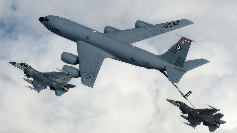 Az USA légierő KC-135 gépe F-16 géppárt tölt fel egy korábbi gyakorlaton (Forrás: mildenhall.af.mil)