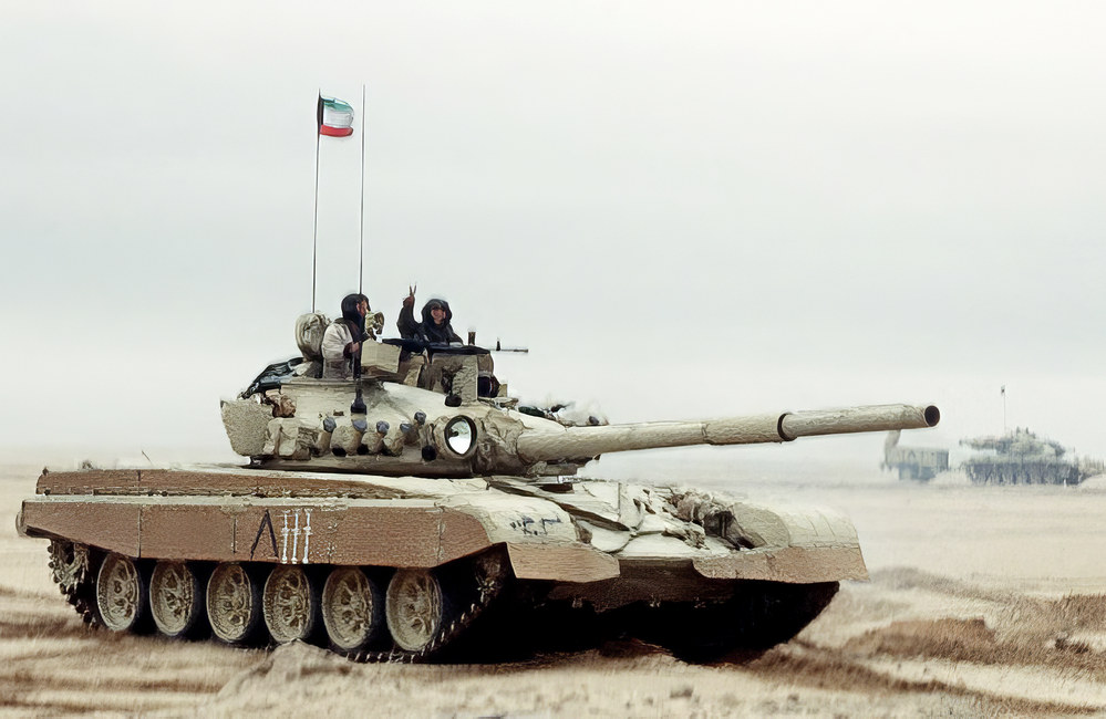 A jugoszláv M-84-es végignyargal a kuvaiti sivatagon 