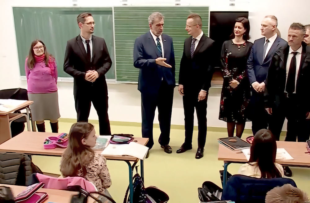 A horvátok szerint Novák Katalint azért mondatták le, mert Orbán megijedt a népharagtól 2 Szijjártó Péter iskolába ment
