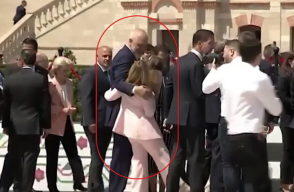Látványos közelség, olasz-albán kettős