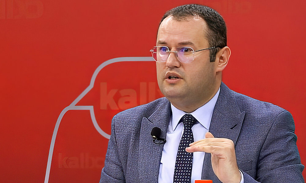 Ahmet Ismaili, a Koszovó Központi Bank kormányzója kijelentette, hogy a dinár használatának kivezetésével a pénzmosást és a szervezett bűnözést kívánják megakadályozni