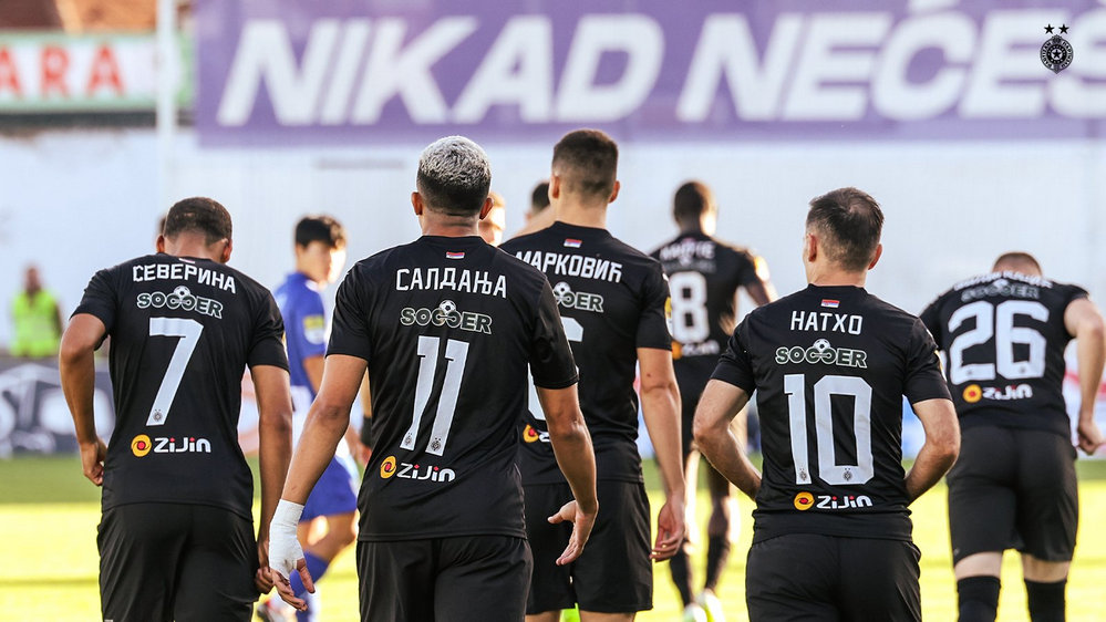 ZiJin logó a Partizan játékosok mezén