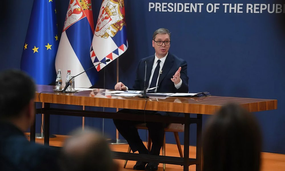 A szerb elnök "nemzeti sajtótájékoztatón" jelentette be, hogy Szerbia az EU-hoz, Oroszországhoz és Kínához fordul, és kéri az ENSZ BT összehívását, amiről levelet is írt