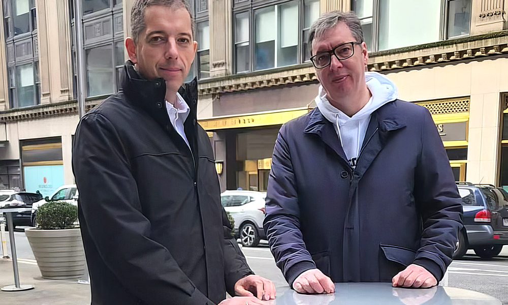 Sportosan, de az évszaknak megfelelő öltözékben: Marko Đurić amerikai nagykövet és Aleksandar Vučić szerb elnök New Yorkban / Sporty, but dressed for the season: US Ambassador Marko Đurić and Serbian President Aleksandar Vučić in New York