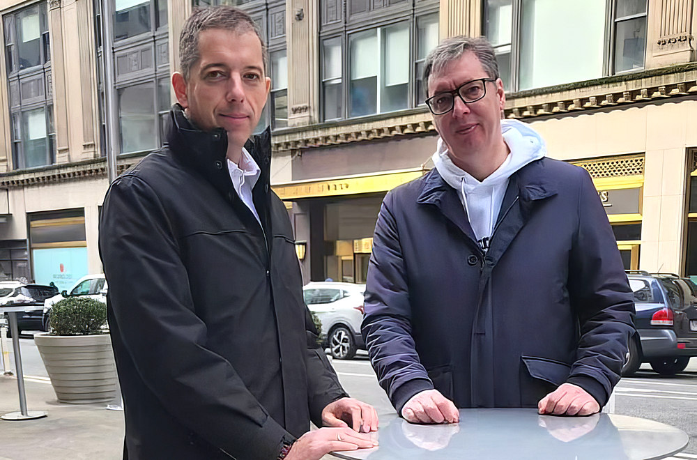 Sportosan, de az évszaknak megfelelő öltözékben: Marko Đurić amerikai nagykövet és Aleksandar Vučić szerb elnök New Yorkban / Sporty, but dressed for the season: US Ambassador Marko Đurić and Serbian President Aleksandar Vučić in New York