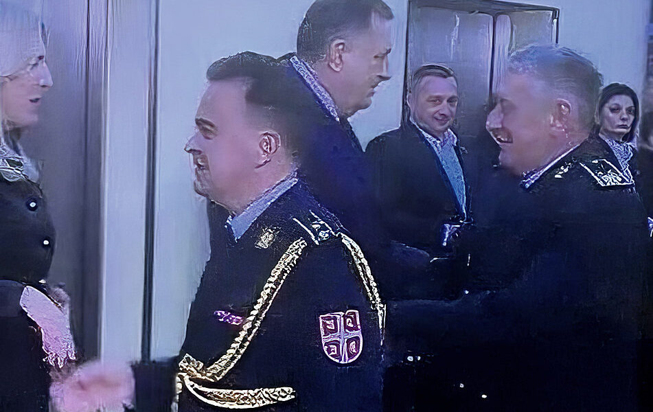 A szerbiai hadsereg képviselője mögötti őszes személy Gojko Knežević, aki Zukan Helez fenyegetése ellenére is részt vett az idei január 9-i megemlékezéseken, ő lett az új vezérkari főnök