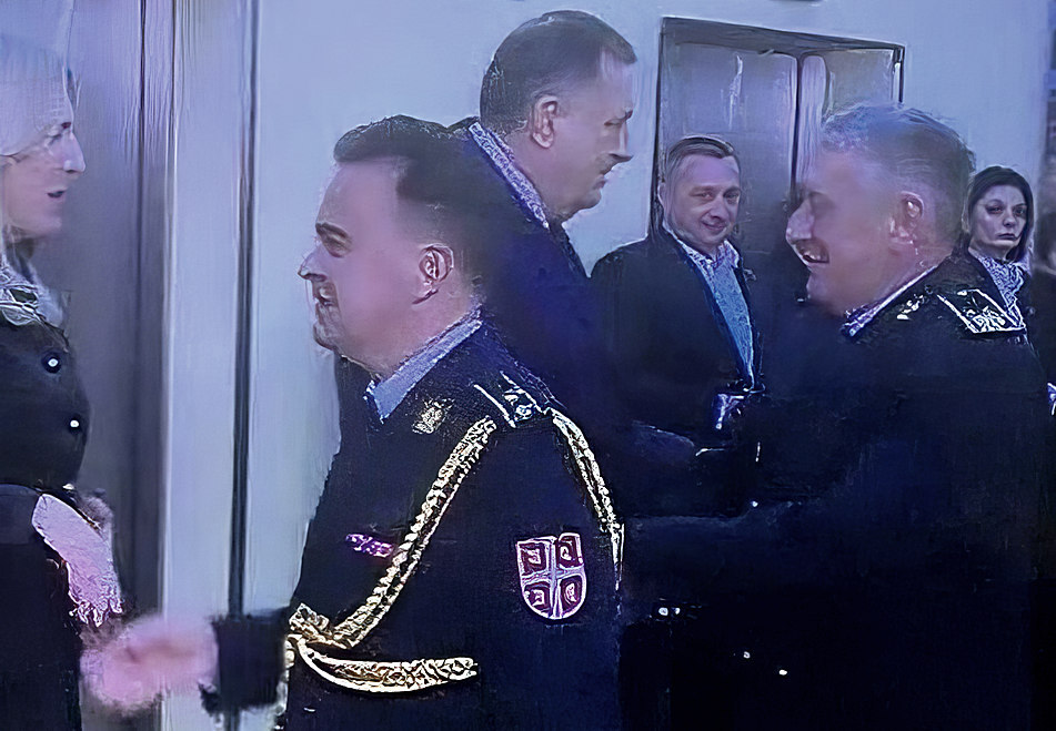 A szerbiai hadsereg képviselője mögötti őszes személy Gojko Knežević, aki Zukan Helez fenyegetése ellenére is részt vett az idei január 9-i megemlékezéseken, ő lett az új vezérkari főnök