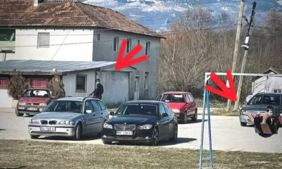 A szerb neten terjedő fotó tanúsága szerint egy szerb gyerek hintázik Osojaneban, ahol puskákkal felszerelkezett koszovói rendőrök razziáznak egy szerb intézményben