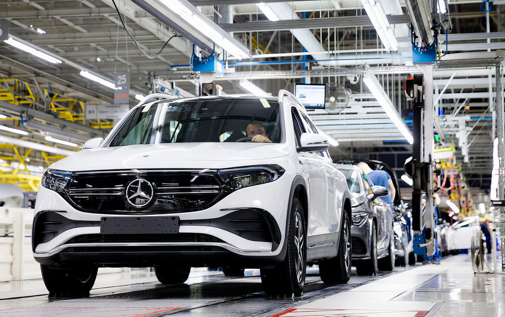 A Mercedes 2021 októberében mutatta be Kecskeméten Magyarország első tisztán elektromos, sorozatgyártásban készülő autóját, az új EQB kompakt SUV modellt