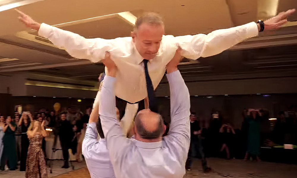 A buli a gondosan koreográfiát követő táncos fellépés nyomán hágott a tetőfokára. Volt itt minden, "Footloose", "Single Ladies" és "WakaWaka" is. Ezt látni kell! De előbb jöjjön a fizetőkapuk megszüntetése!