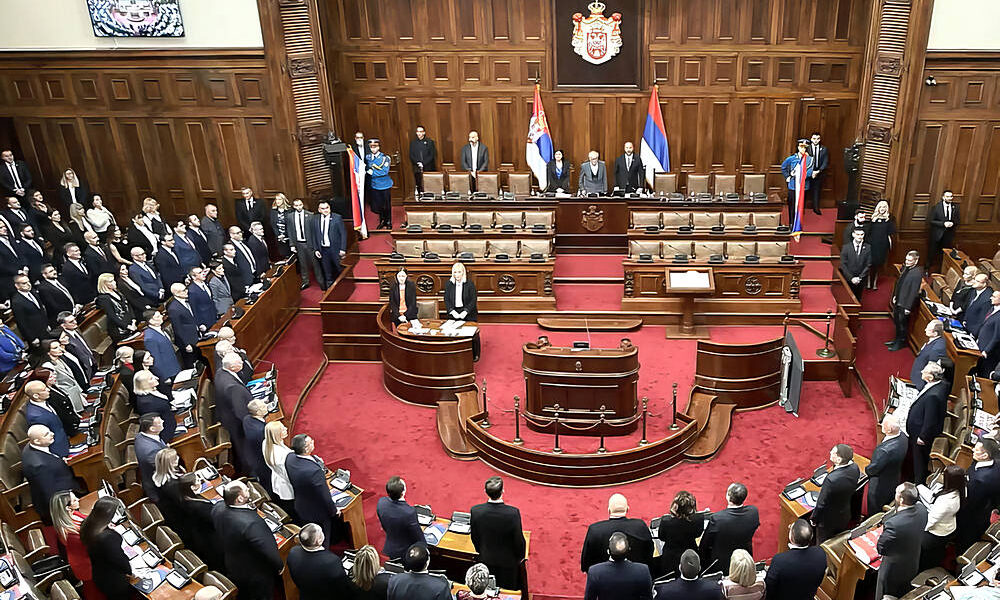 A himnusszal kezdődött a parlamenti ülés, aztán jött a balsors, amit a leginkább az utcai módszerek jellemeztek