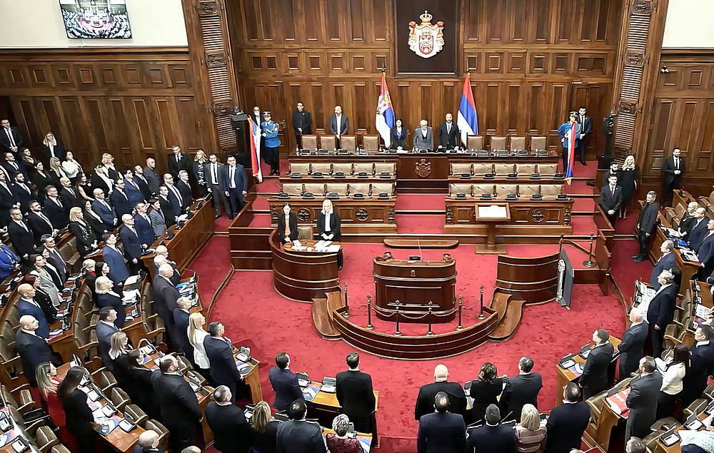A himnusszal kezdődött a parlamenti ülés, aztán jött a balsors, amit a leginkább az utcai módszerek jellemeztek