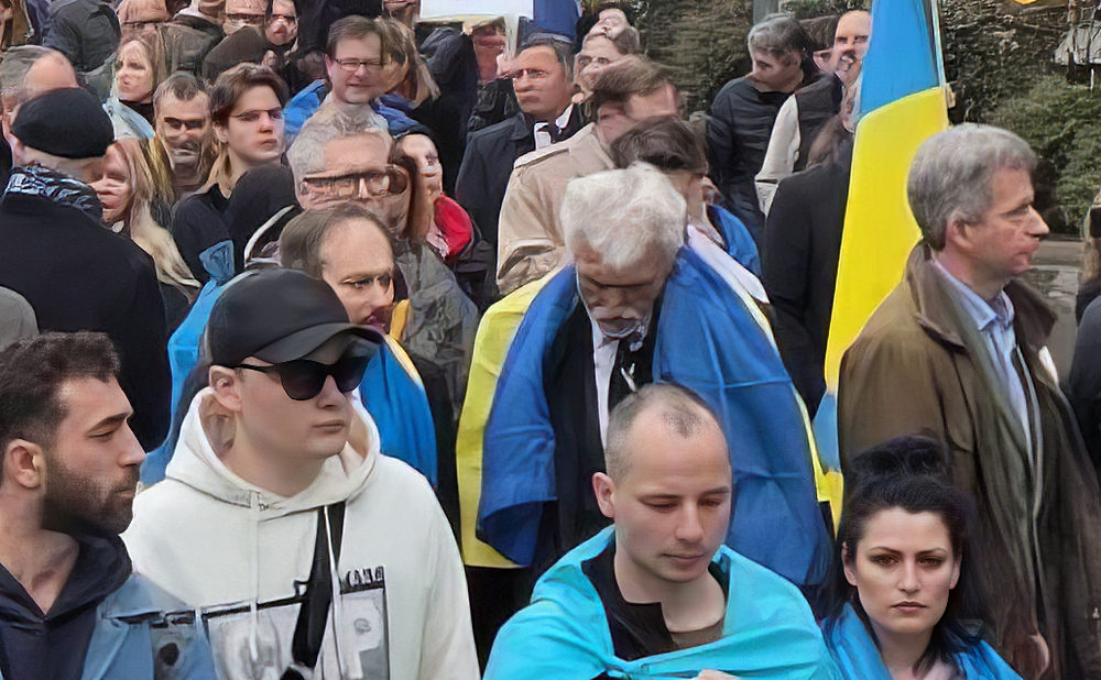 A második sorban Emanuele Giaufret uniós misszióvezető és Volodimir Tolkacs ukrán nagykövet