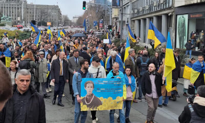 Ukránok vonultak fel Belgrádban a háború kitörésének második évfordulóján az orosz agresszió ellen tiltakozva