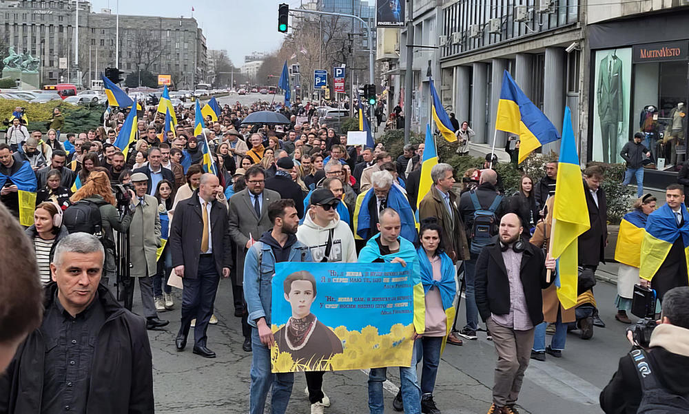 Ukránok vonultak fel Belgrádban a háború kitörésének második évfordulóján az orosz agresszió ellen tiltakozva