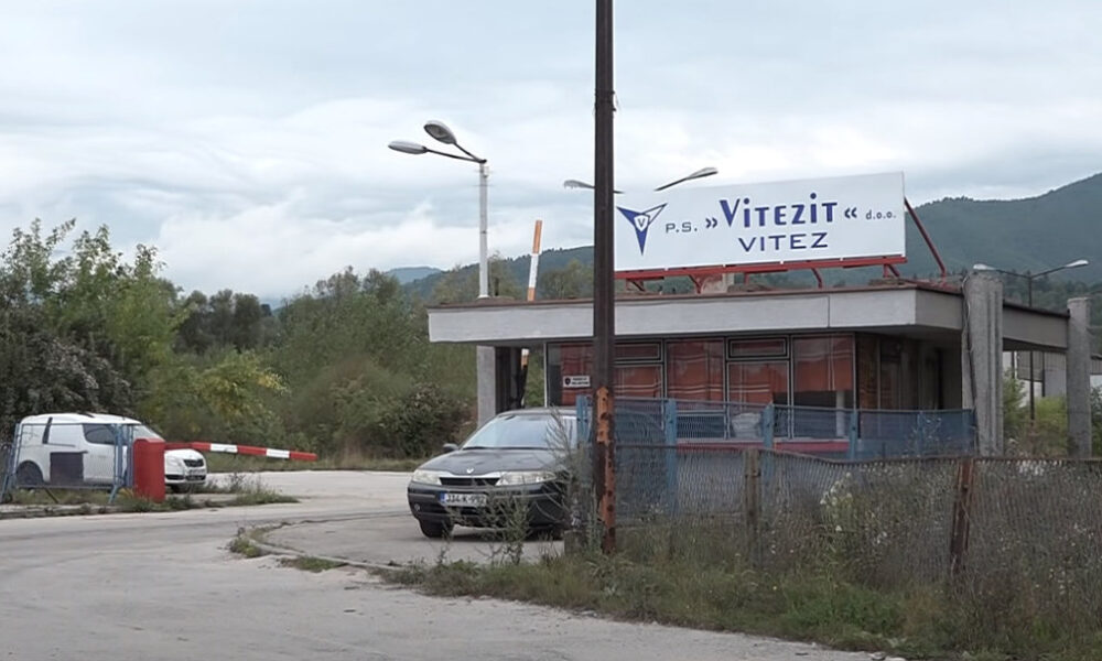 A Vitezit gyár bejárata, amelyet a szerbek és a horvátok szétloptak bosnyák segédlettel