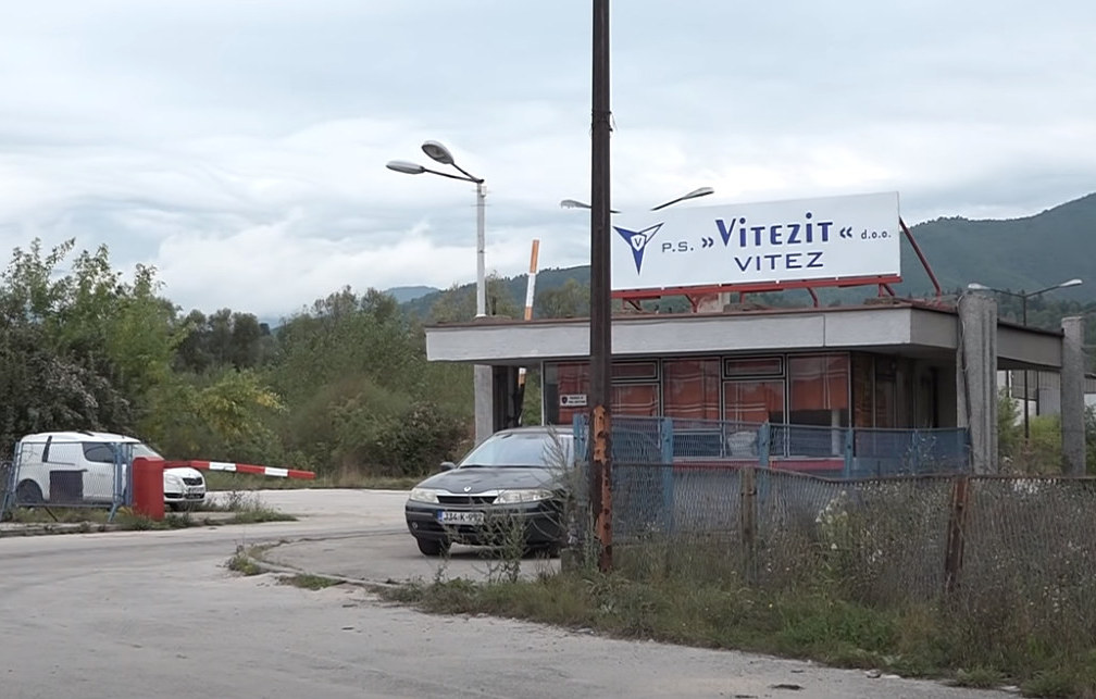 A Vitezit gyár bejárata, amelyet a szerbek és a horvátok szétloptak bosnyák segédlettel