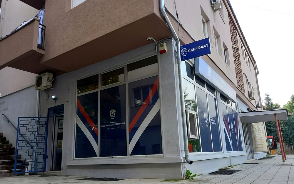 A szerb postai takarékbank, a Poštanska Štedionica épülete a koszovói Zvečanban