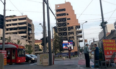 A vezérkar szétbombázott épülete, a kép a szerb kormány épületének főbejárata elől készült