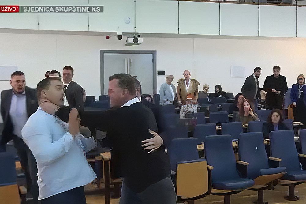 Ökölharc a szarajevói közgyűlésben két bosnyák párt tagjai között