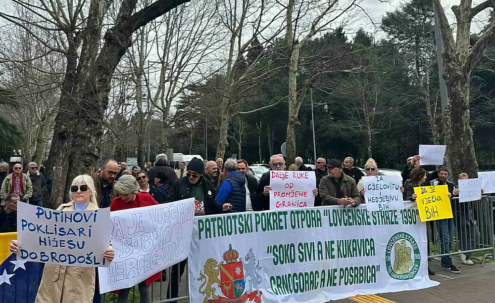 Tüntetők fogadták Podgoricában Milorad Dodikot, a transzparenseken egyebek között az volt olvasható, hogy "Putyin követőit nem látjuk szívesen”, „Dodik nem az Európába vezető út”, ”Srebrenica népirtás volt", „Štrpci 1993.02.27.” és „Kezeket el a határváltozásoktól”. Dodik füttykoncert közepette ölelkezett össze a montenegrói házelnökkel